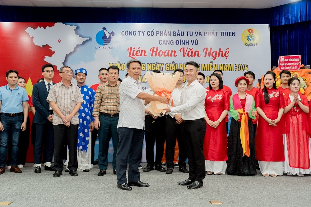 Chủ tịch HĐQT và Tổng Giám đốc Công ty tặng hoa lưu niệm cho các tiết mục